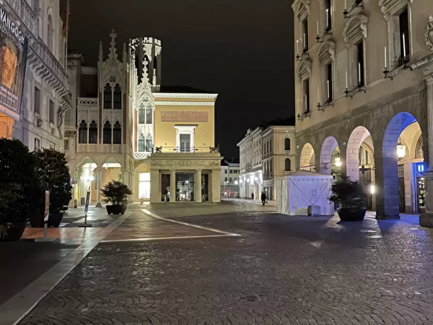 Immagine 37 di Negozio in vendita  in via dante a Padova