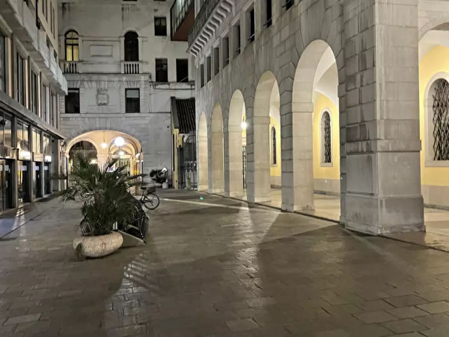 Immagine 38 di Negozio in vendita  in via dante a Padova