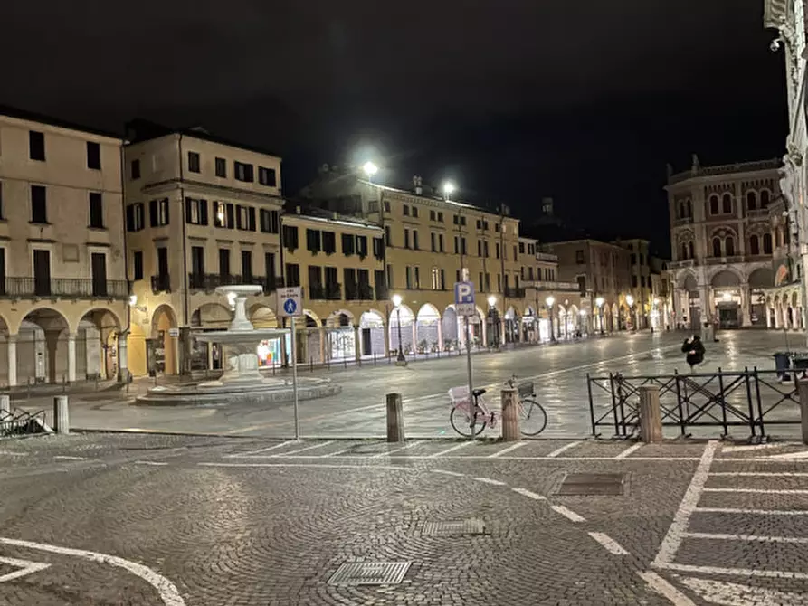 Immagine 40 di Negozio in vendita  in via dante a Padova