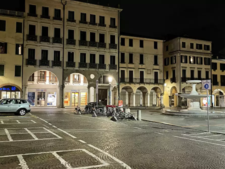 Immagine 41 di Negozio in vendita  in via dante a Padova
