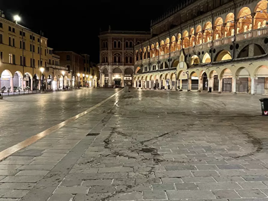 Immagine 42 di Negozio in vendita  in via dante a Padova