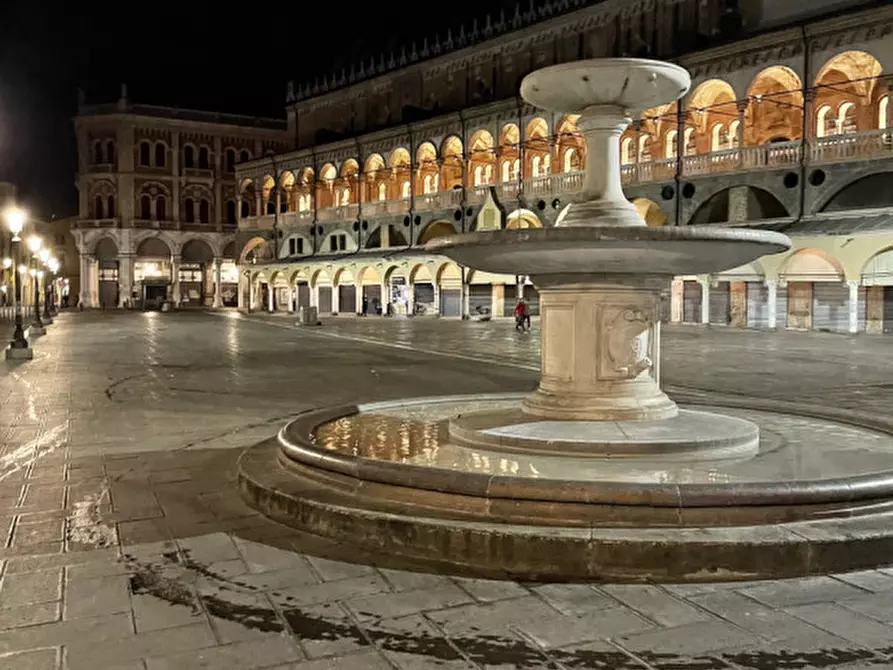 Immagine 43 di Negozio in vendita  in via dante a Padova