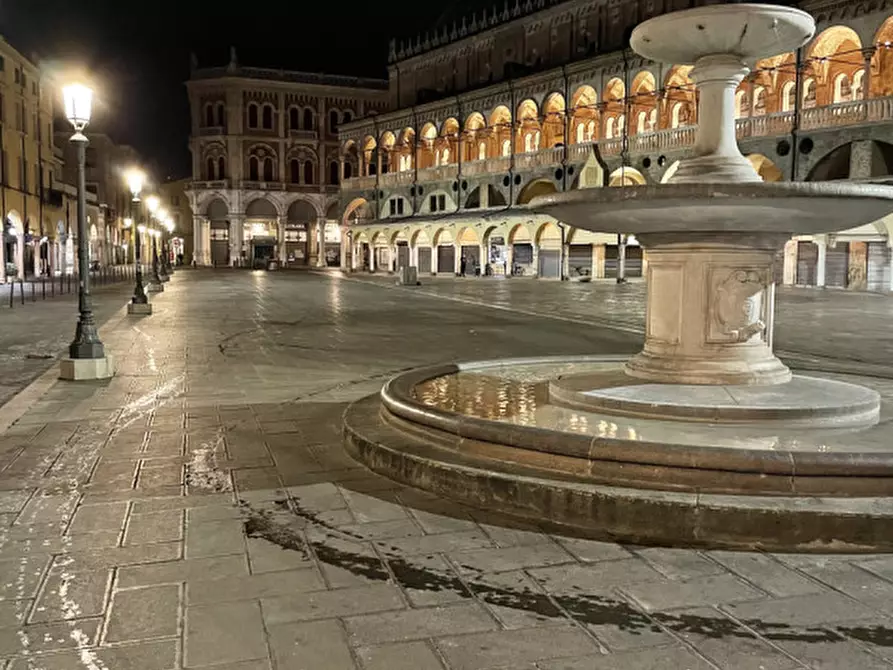 Immagine 44 di Negozio in vendita  in via dante a Padova