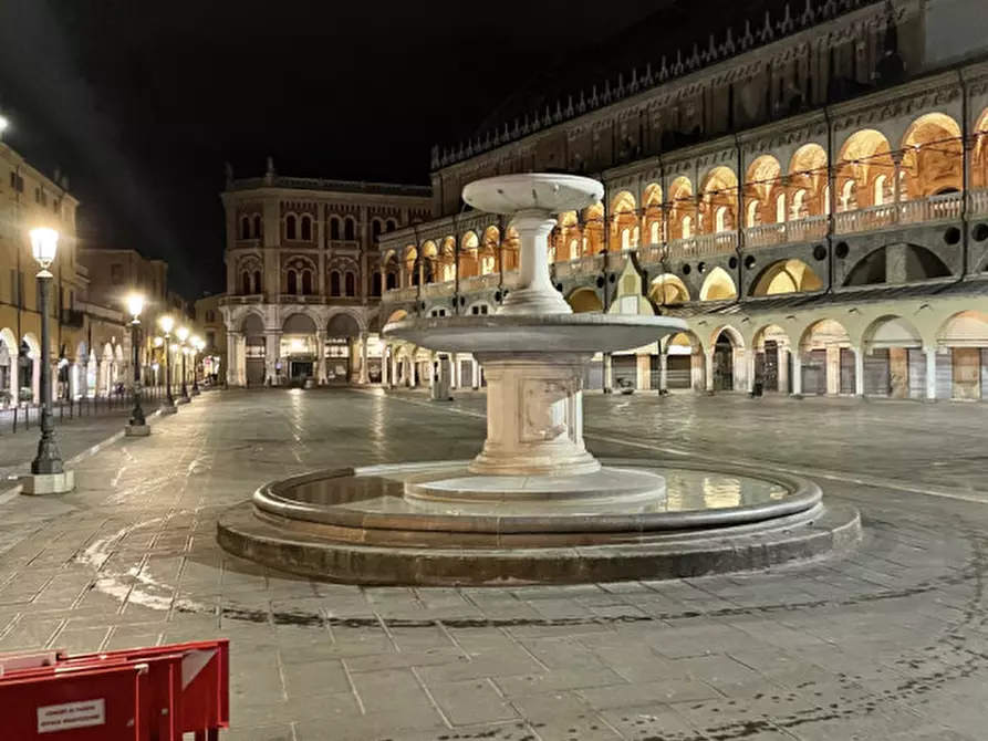 Immagine 45 di Negozio in vendita  in via dante a Padova