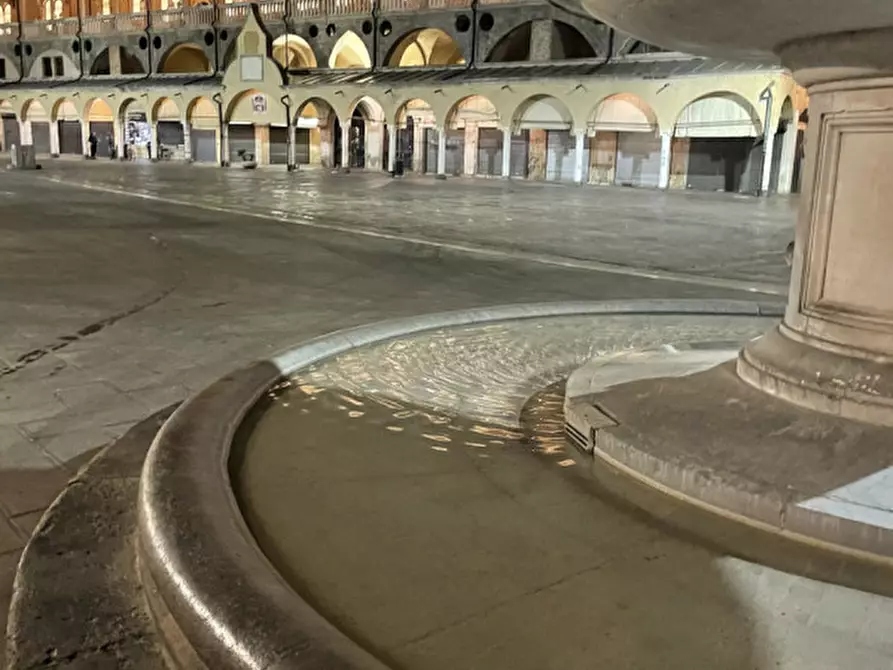 Immagine 47 di Negozio in vendita  in via dante a Padova