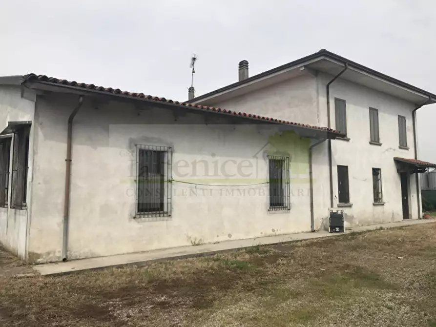 Immagine 1 di Villa in vendita  in STRADA FRANCESCA OVEST 35 a Rodigo