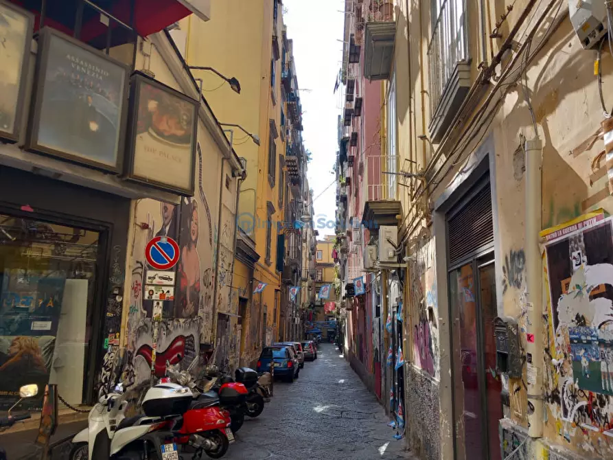 Immagine 6 di Negozio in affitto  in Via Cisterna Dell' Olio a Napoli