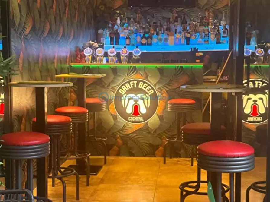 Immagine 9 di Negozio in affitto  in Via Cisterna Dell' Olio a Napoli