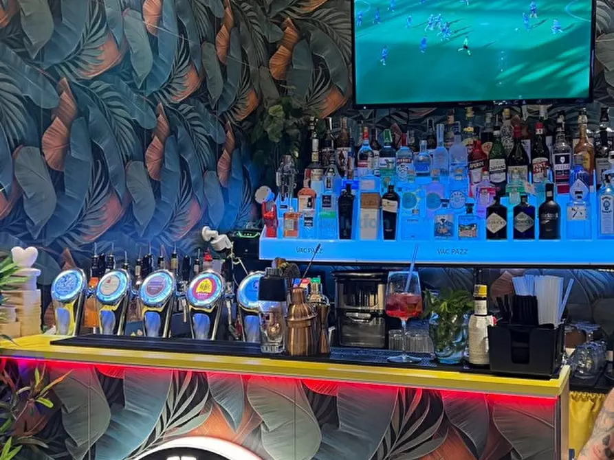 Immagine 12 di Negozio in affitto  in Via Cisterna Dell' Olio a Napoli