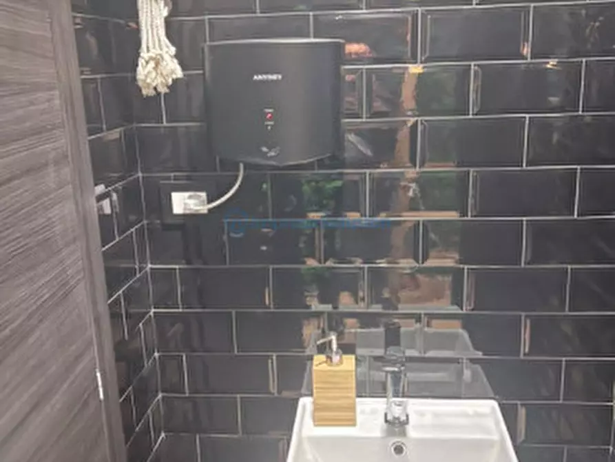 Immagine 15 di Negozio in affitto  in Via Cisterna Dell' Olio a Napoli