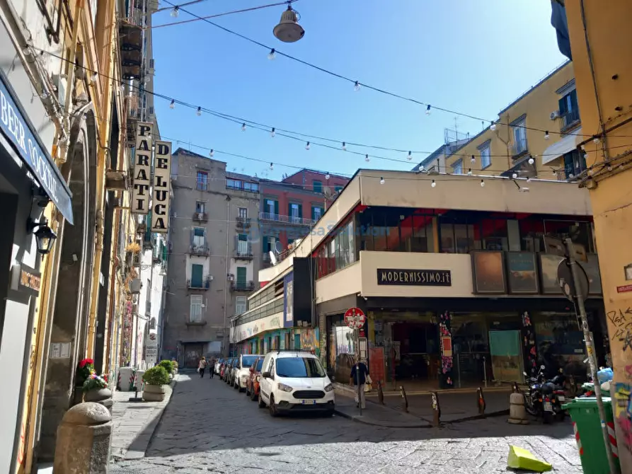 Immagine 16 di Negozio in affitto  in Via Cisterna Dell' Olio a Napoli