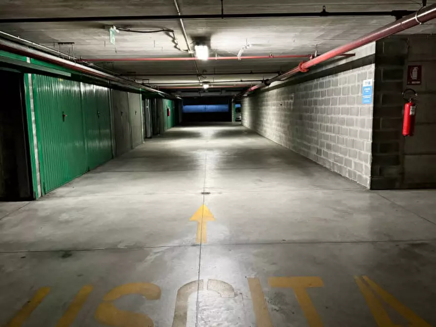 Immagine 2 di Garage in vendita  in Via Goito a Parma