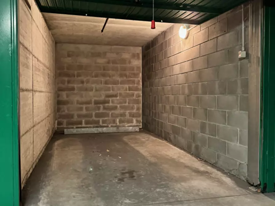 Immagine 4 di Garage in vendita  in Via Goito a Parma