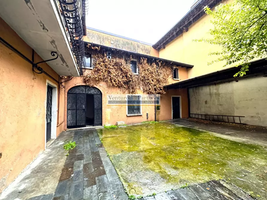Immagine 2 di Palazzo in vendita  in via cenedella a Lonato del Garda