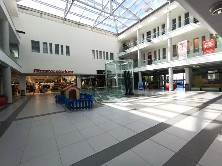 Immagine 2 di Negozio in affitto  in via Monte Grappa a Selvazzano Dentro