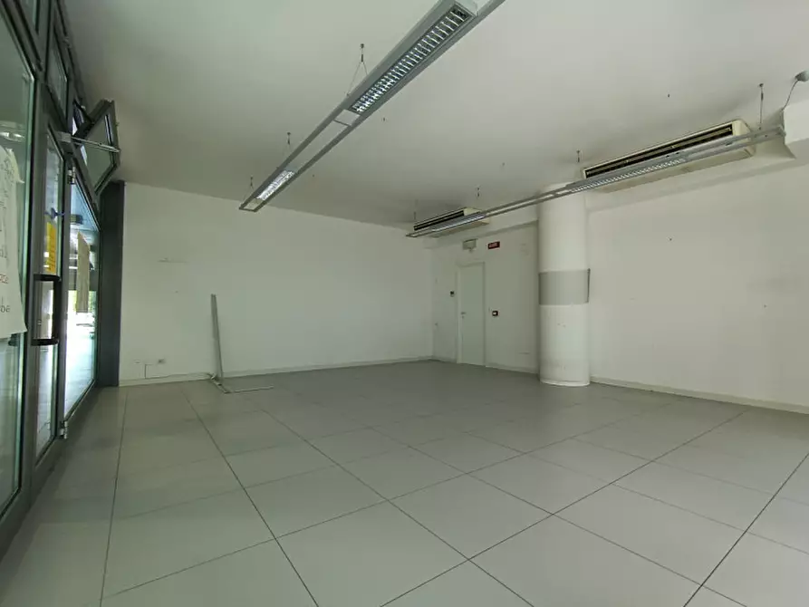 Immagine 4 di Negozio in affitto  in via Monte Grappa a Selvazzano Dentro