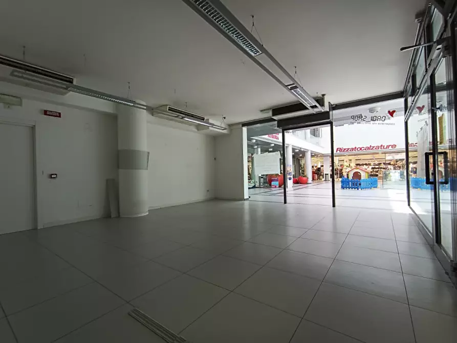 Immagine 5 di Negozio in affitto  in via Monte Grappa a Selvazzano Dentro