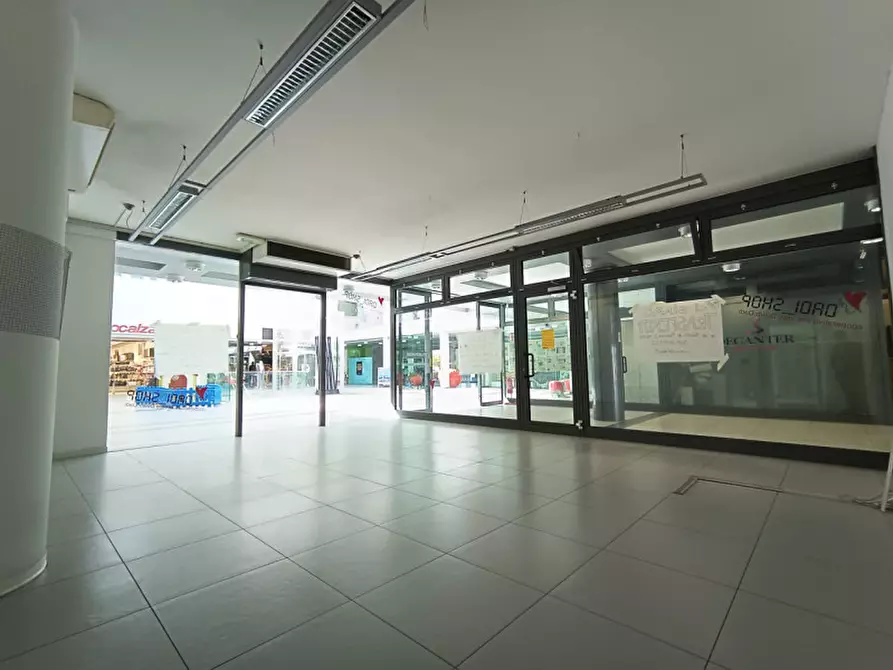 Immagine 6 di Negozio in affitto  in via Monte Grappa a Selvazzano Dentro