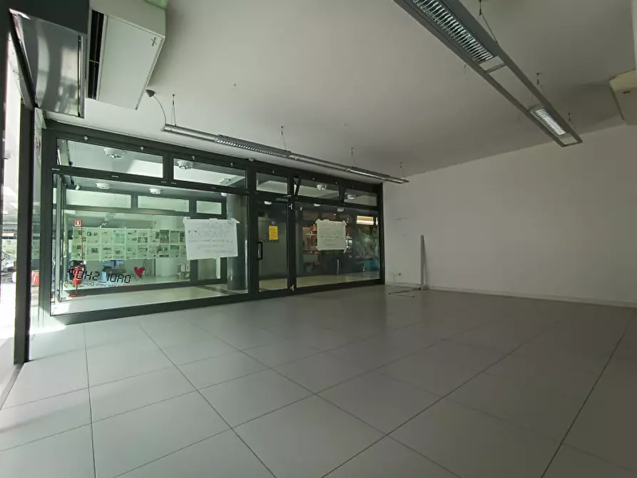 Immagine 7 di Negozio in affitto  in via Monte Grappa a Selvazzano Dentro