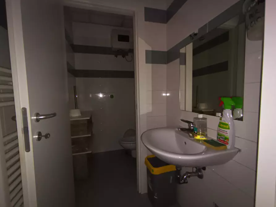 Immagine 9 di Negozio in affitto  in via Monte Grappa a Selvazzano Dentro