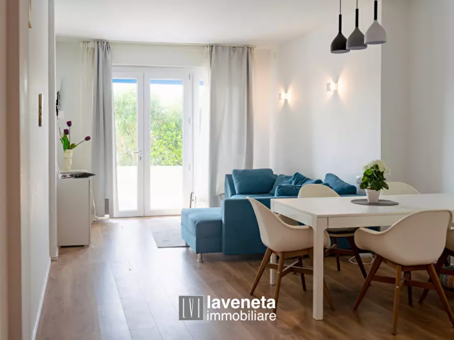 Immagine 1 di Appartamento in vendita  in Via Andrea Bafile 9° Accesso al Mare a Jesolo