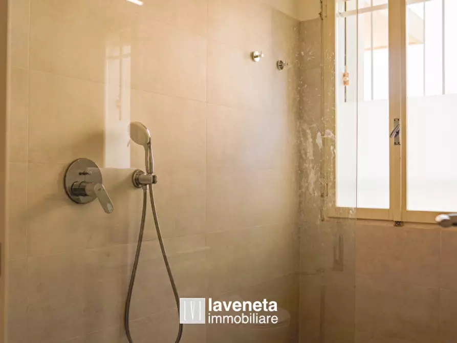 Immagine 3 di Appartamento in vendita  in Via Andrea Bafile 9° Accesso al Mare a Jesolo