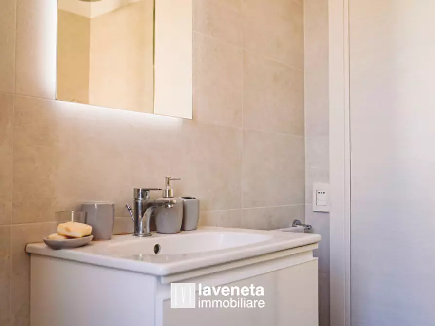 Immagine 4 di Appartamento in vendita  in Via Andrea Bafile 9° Accesso al Mare a Jesolo