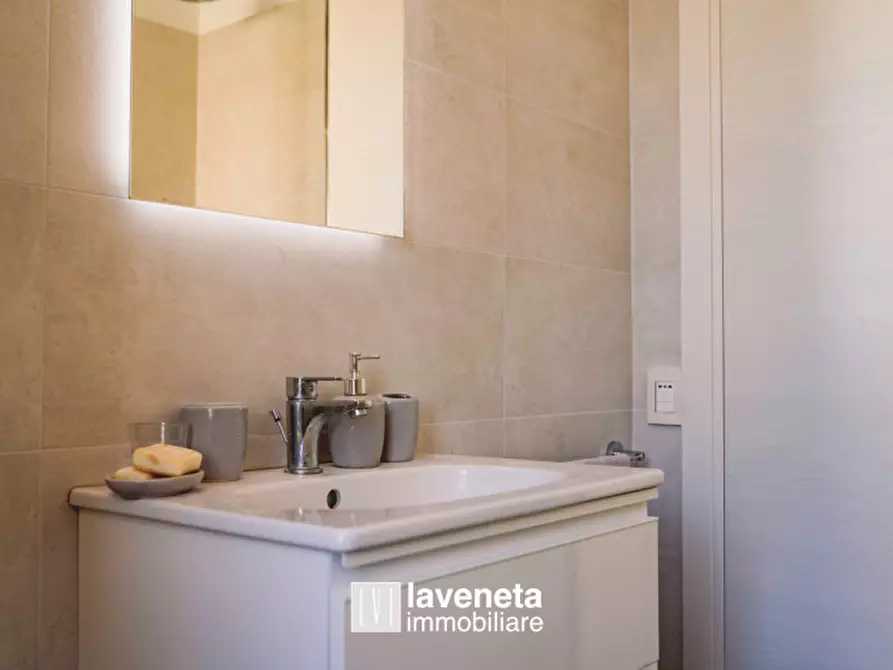 Immagine 5 di Appartamento in vendita  in Via Andrea Bafile 9° Accesso al Mare a Jesolo