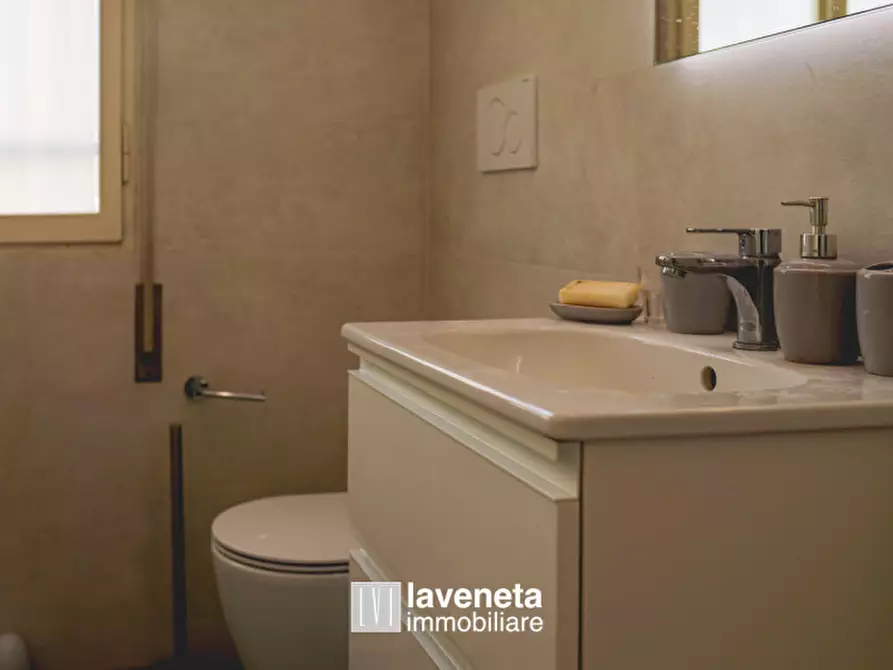 Immagine 6 di Appartamento in vendita  in Via Andrea Bafile 9° Accesso al Mare a Jesolo