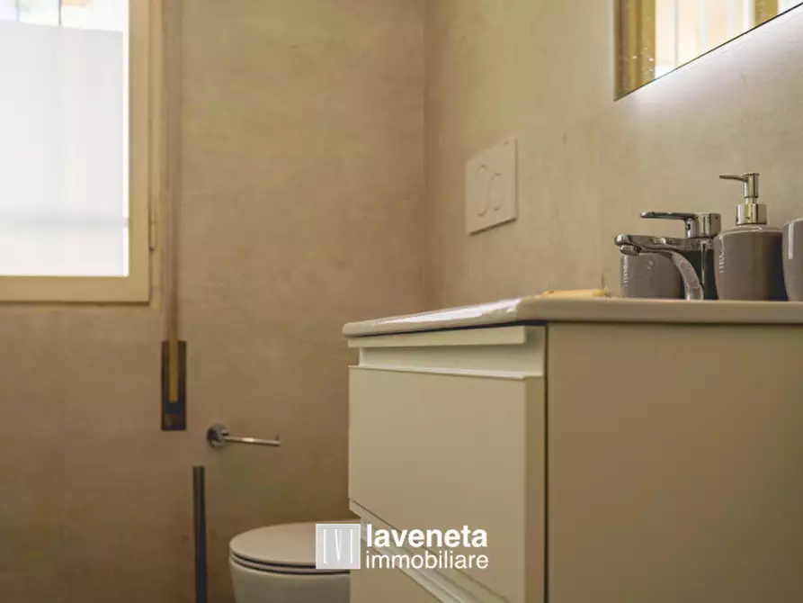 Immagine 7 di Appartamento in vendita  in Via Andrea Bafile 9° Accesso al Mare a Jesolo