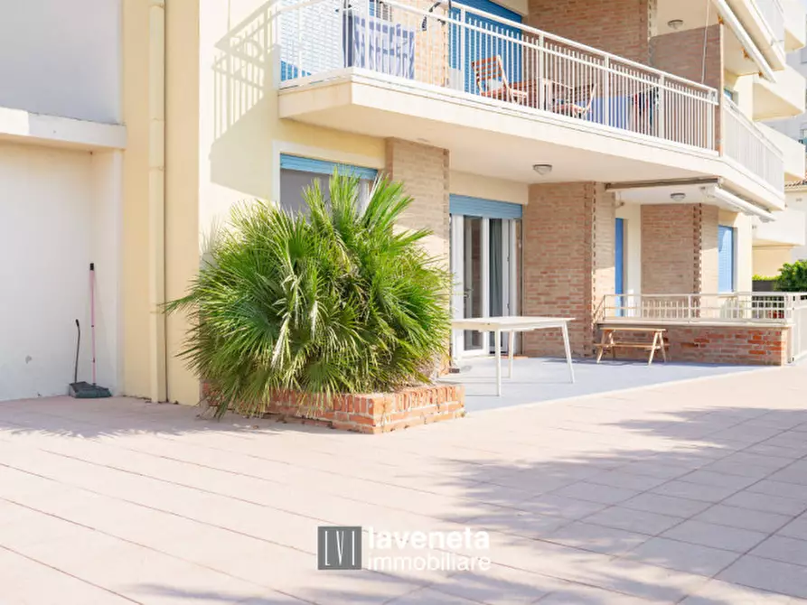 Immagine 17 di Appartamento in vendita  in Via Andrea Bafile 9° Accesso al Mare a Jesolo
