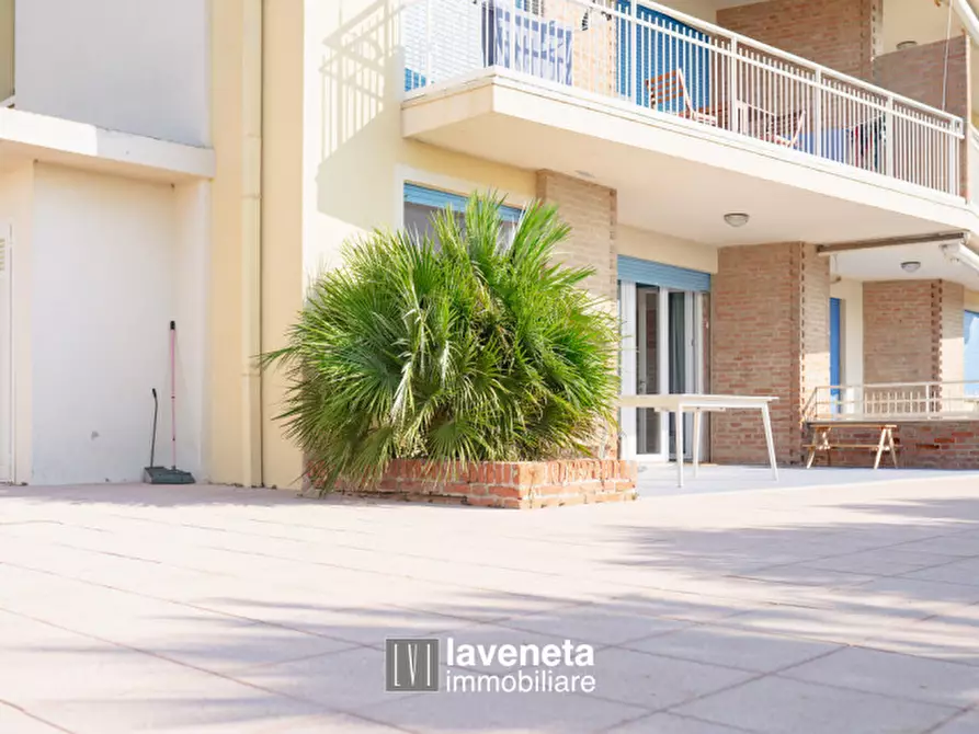 Immagine 18 di Appartamento in vendita  in Via Andrea Bafile 9° Accesso al Mare a Jesolo