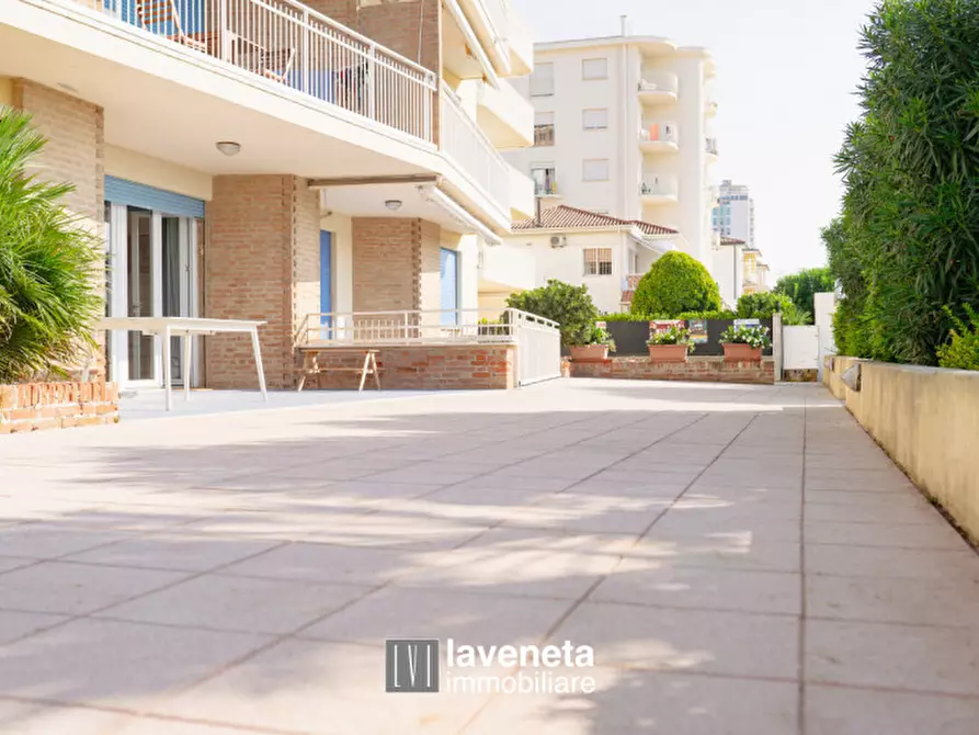 Immagine 20 di Appartamento in vendita  in Via Andrea Bafile 9° Accesso al Mare a Jesolo