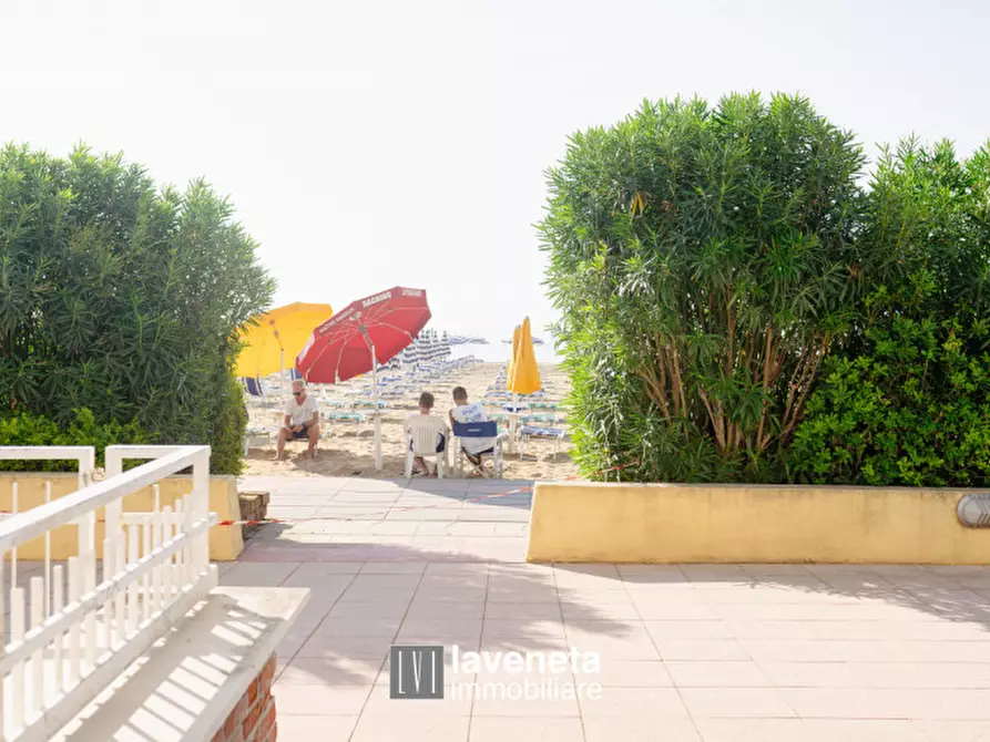 Immagine 21 di Appartamento in vendita  in Via Andrea Bafile 9° Accesso al Mare a Jesolo