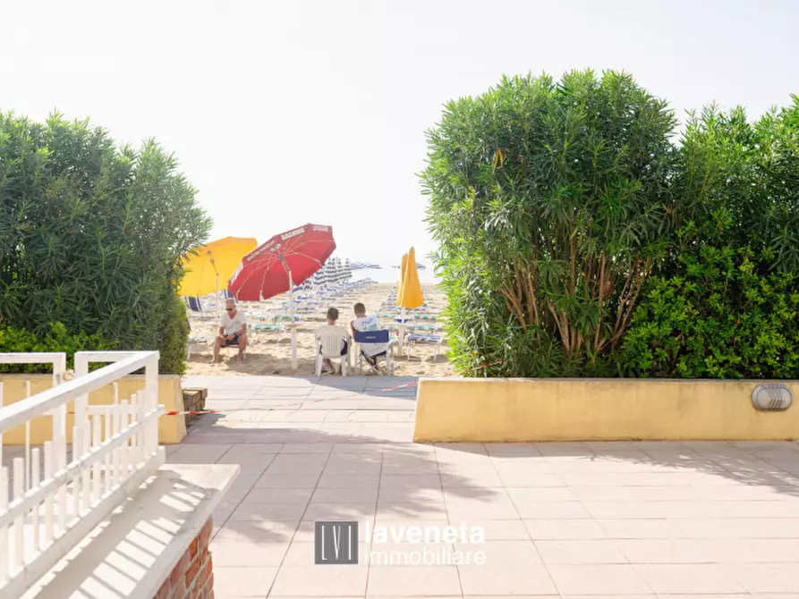 Immagine 22 di Appartamento in vendita  in Via Andrea Bafile 9° Accesso al Mare a Jesolo