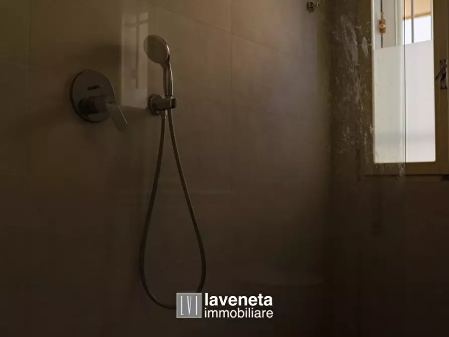 Immagine 36 di Appartamento in vendita  in Via Andrea Bafile 9° Accesso al Mare a Jesolo