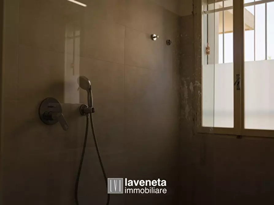 Immagine 37 di Appartamento in vendita  in Via Andrea Bafile 9° Accesso al Mare a Jesolo