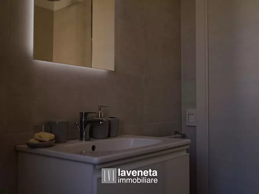 Immagine 39 di Appartamento in vendita  in Via Andrea Bafile 9° Accesso al Mare a Jesolo