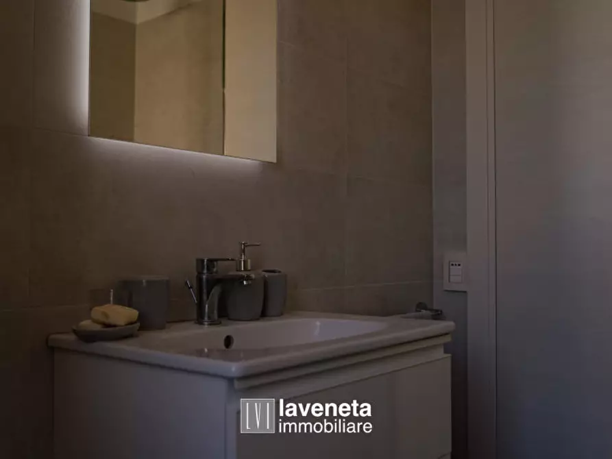 Immagine 40 di Appartamento in vendita  in Via Andrea Bafile 9° Accesso al Mare a Jesolo