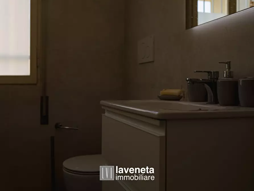 Immagine 43 di Appartamento in vendita  in Via Andrea Bafile 9° Accesso al Mare a Jesolo