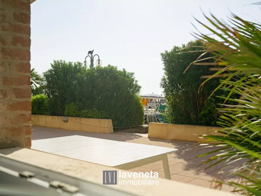 Immagine 58 di Appartamento in vendita  in Via Andrea Bafile 9° Accesso al Mare a Jesolo