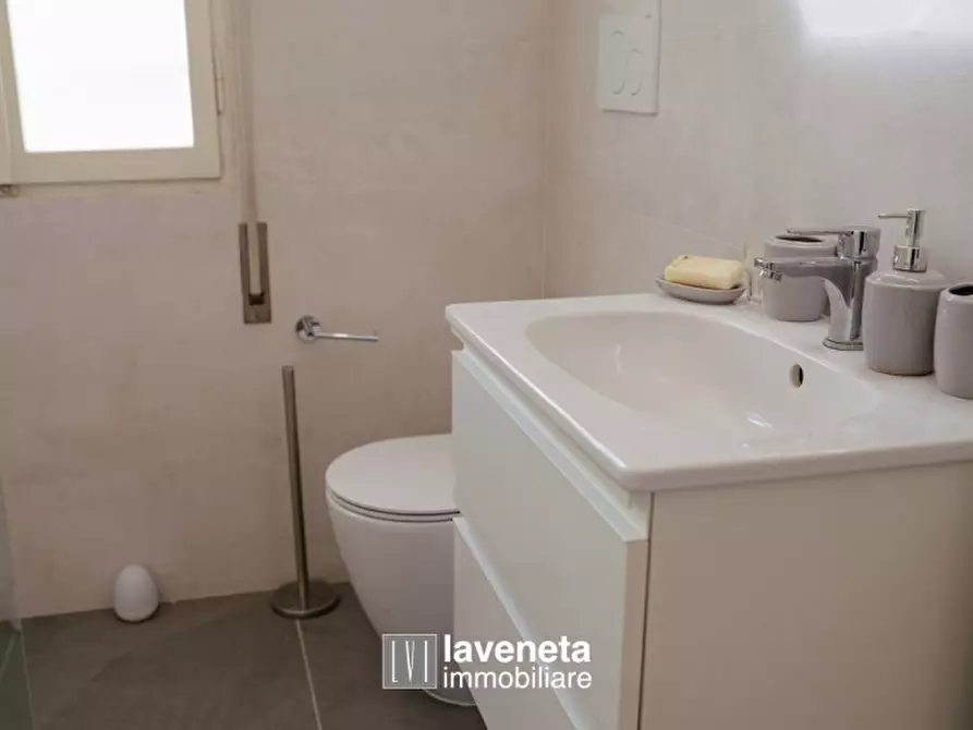 Immagine 60 di Appartamento in vendita  in Via Andrea Bafile 9° Accesso al Mare a Jesolo