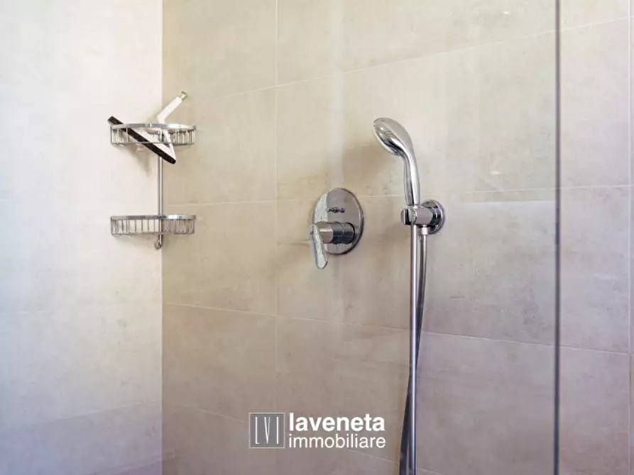 Immagine 61 di Appartamento in vendita  in Via Andrea Bafile 9° Accesso al Mare a Jesolo