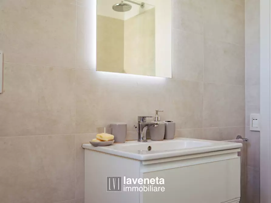 Immagine 62 di Appartamento in vendita  in Via Andrea Bafile 9° Accesso al Mare a Jesolo