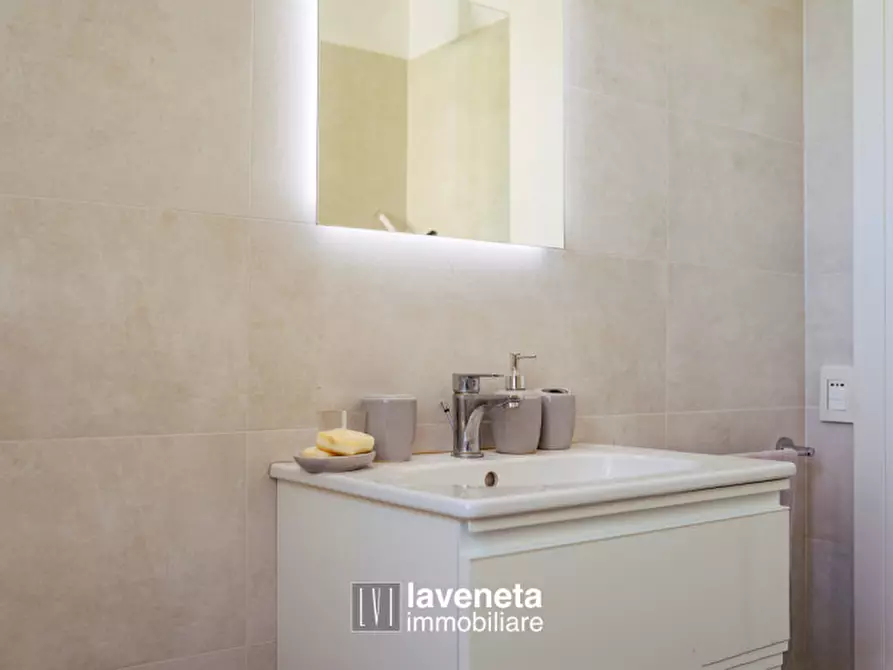 Immagine 63 di Appartamento in vendita  in Via Andrea Bafile 9° Accesso al Mare a Jesolo