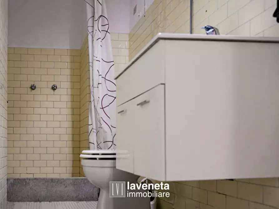 Immagine 70 di Appartamento in vendita  in Via Andrea Bafile 9° Accesso al Mare a Jesolo