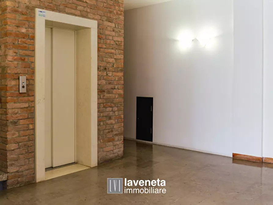 Immagine 72 di Appartamento in vendita  in Via Andrea Bafile 9° Accesso al Mare a Jesolo