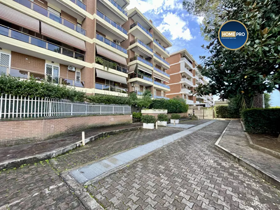 Immagine 1 di Garage in vendita  in via degli Aldobrandeschi 55 a Roma