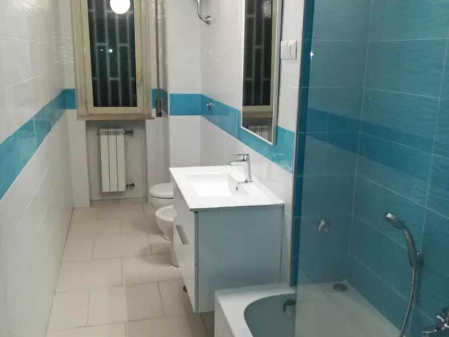 Immagine 13 di Camera in affitto  in via croce Rossa a Napoli