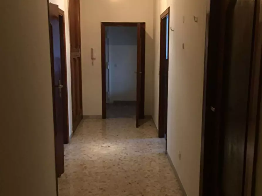 Immagine 15 di Camera in affitto  in via croce Rossa a Napoli